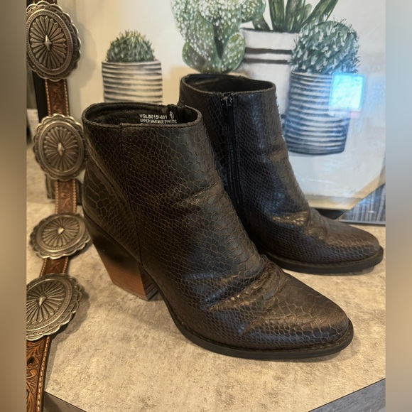 Very G Snakeskin Faux Leather Ankle Boots Stacked Heels  Size 8. - Picture 1 of 8